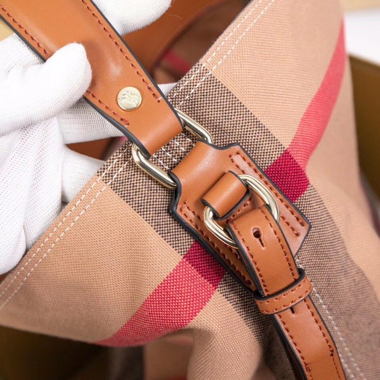Burberry Bubrruy The Ashby Top Handle Bag 51461