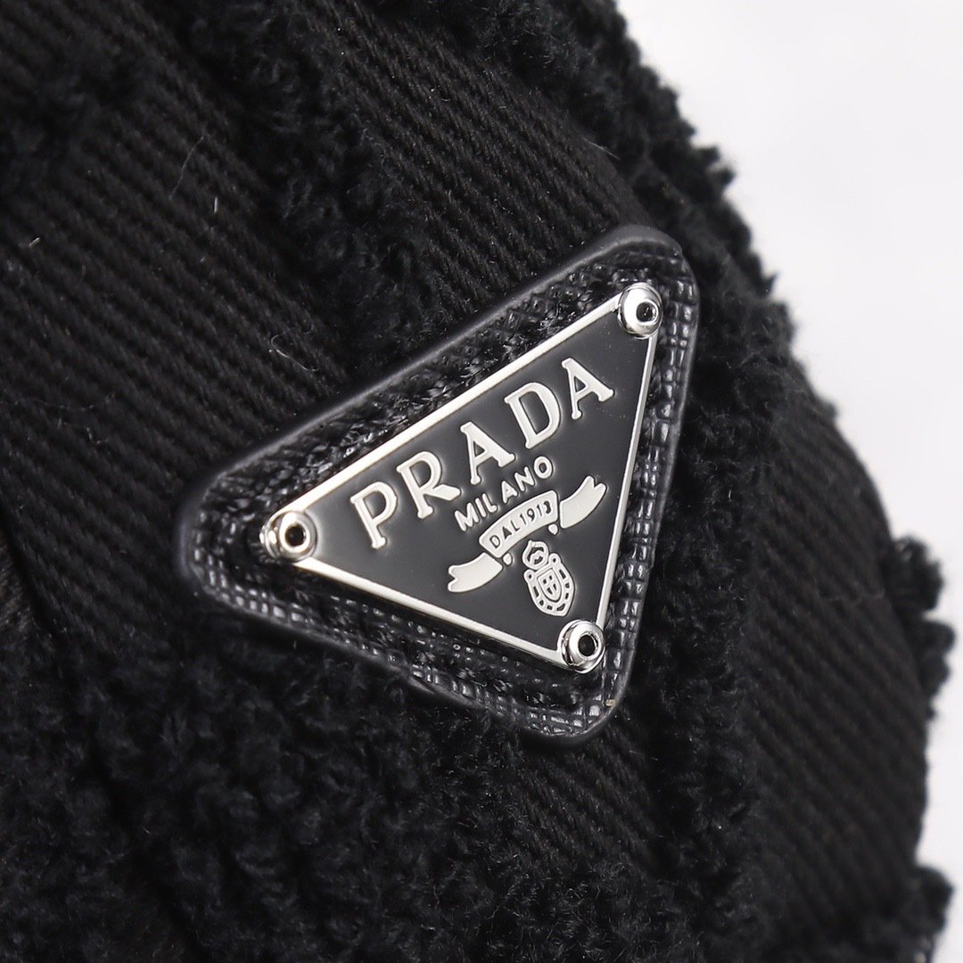 Prada Re-Edition Top Handle Bag 001280