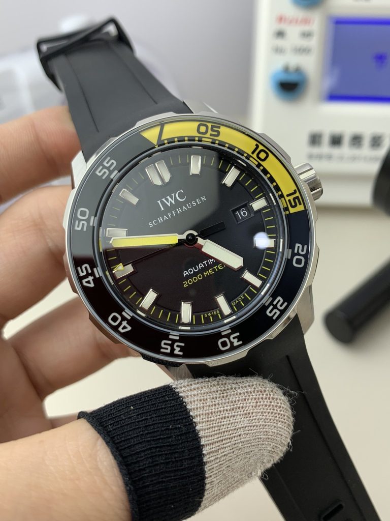 IWC World Quarter Yellow