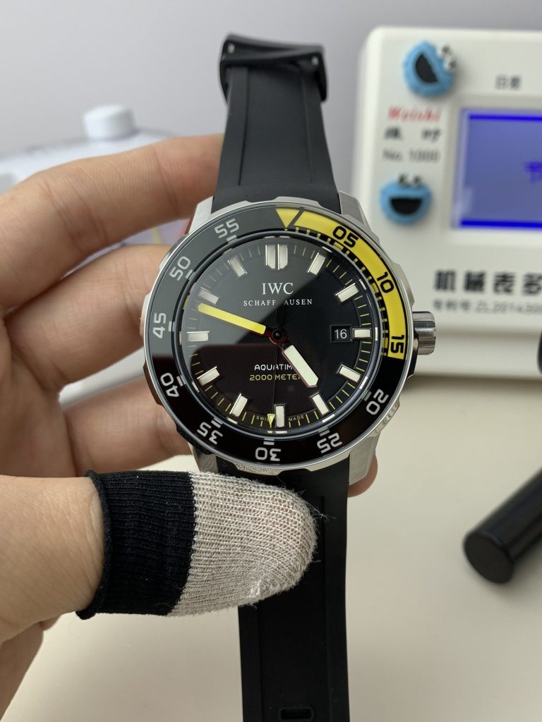 IWC World Quarter Yellow