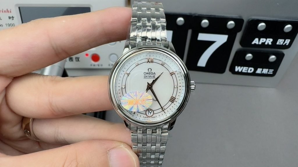 OMEGA TW Female Butterfly Flying
