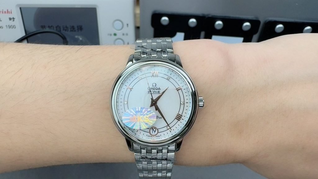 OMEGA TW Female Butterfly Flying