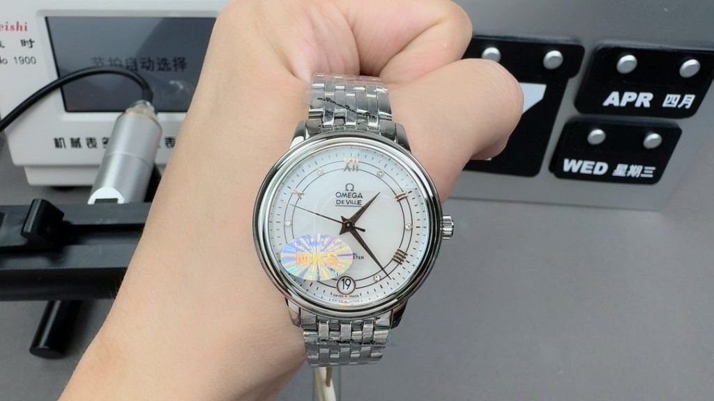 OMEGA TW Female Butterfly Flying