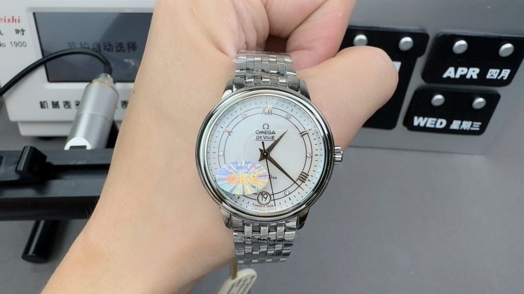 OMEGA TW Female Butterfly Flying
