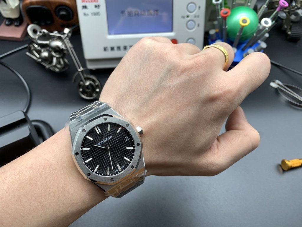 AP THE Audemars Piguet Royal OAK Mechanical Mens Watch