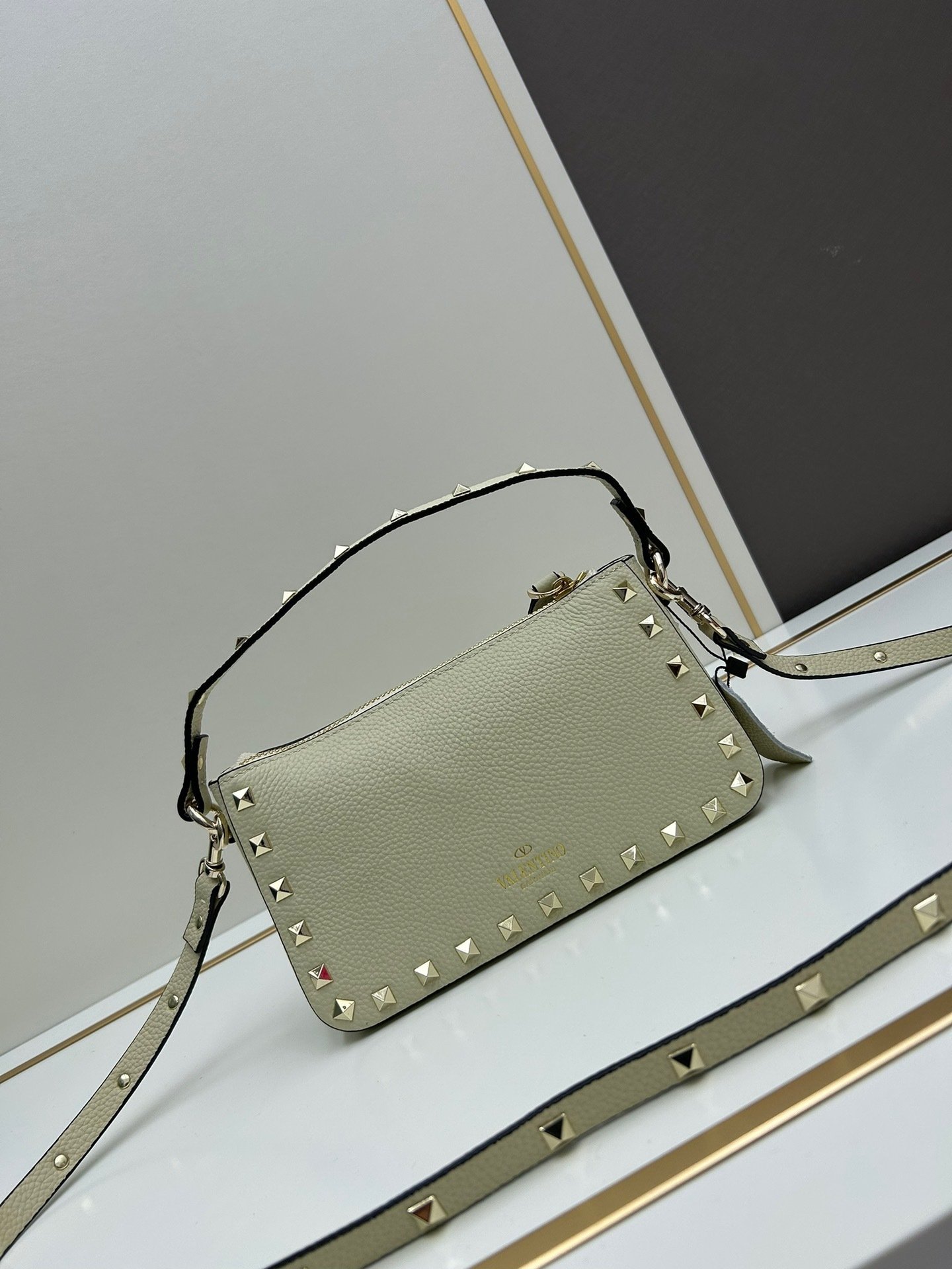 Valentino valent Garavani Rockstud Small Crossbody Bag 001380