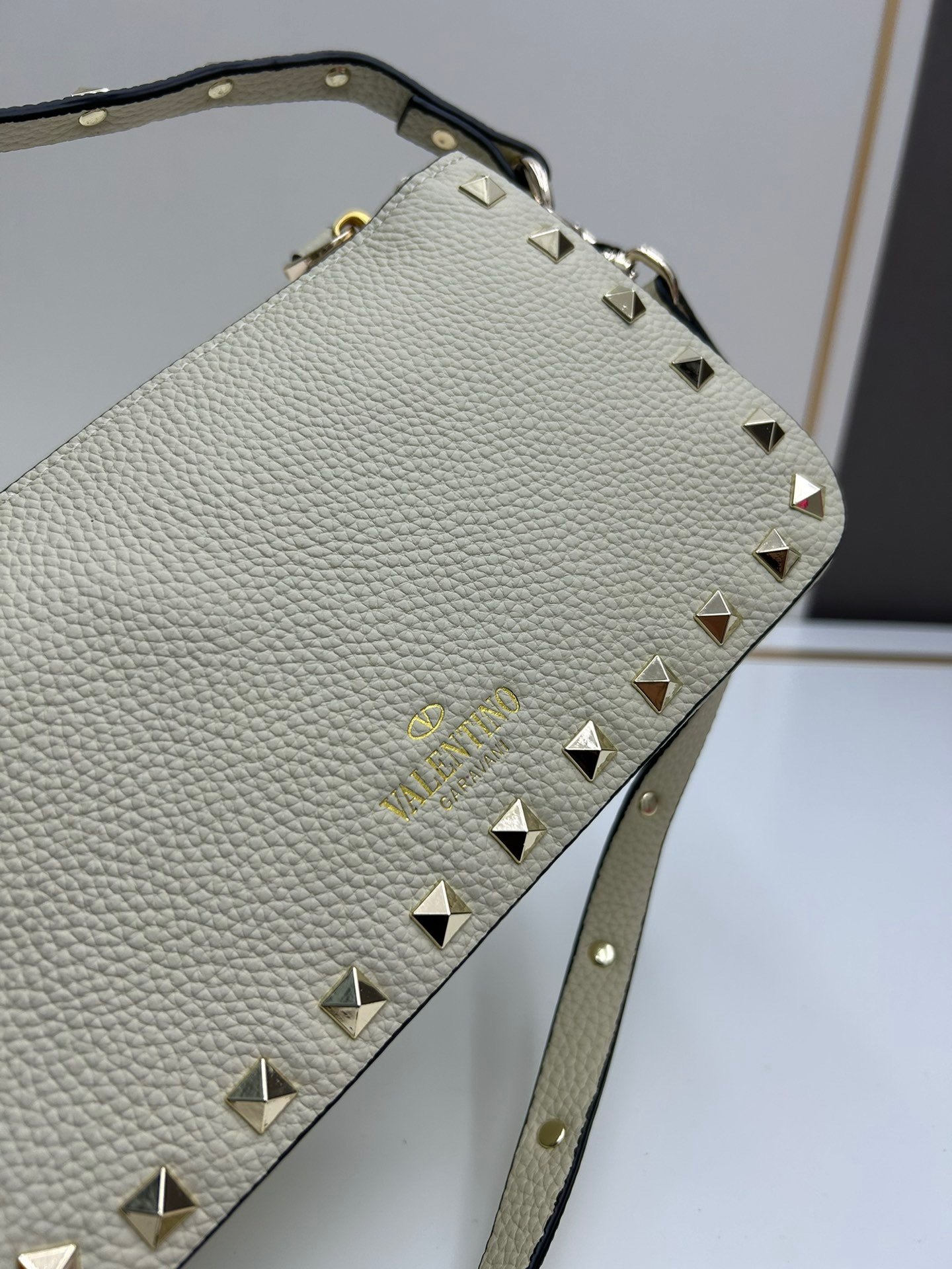 Valentino valent Garavani Rockstud Small Crossbody Bag 001380