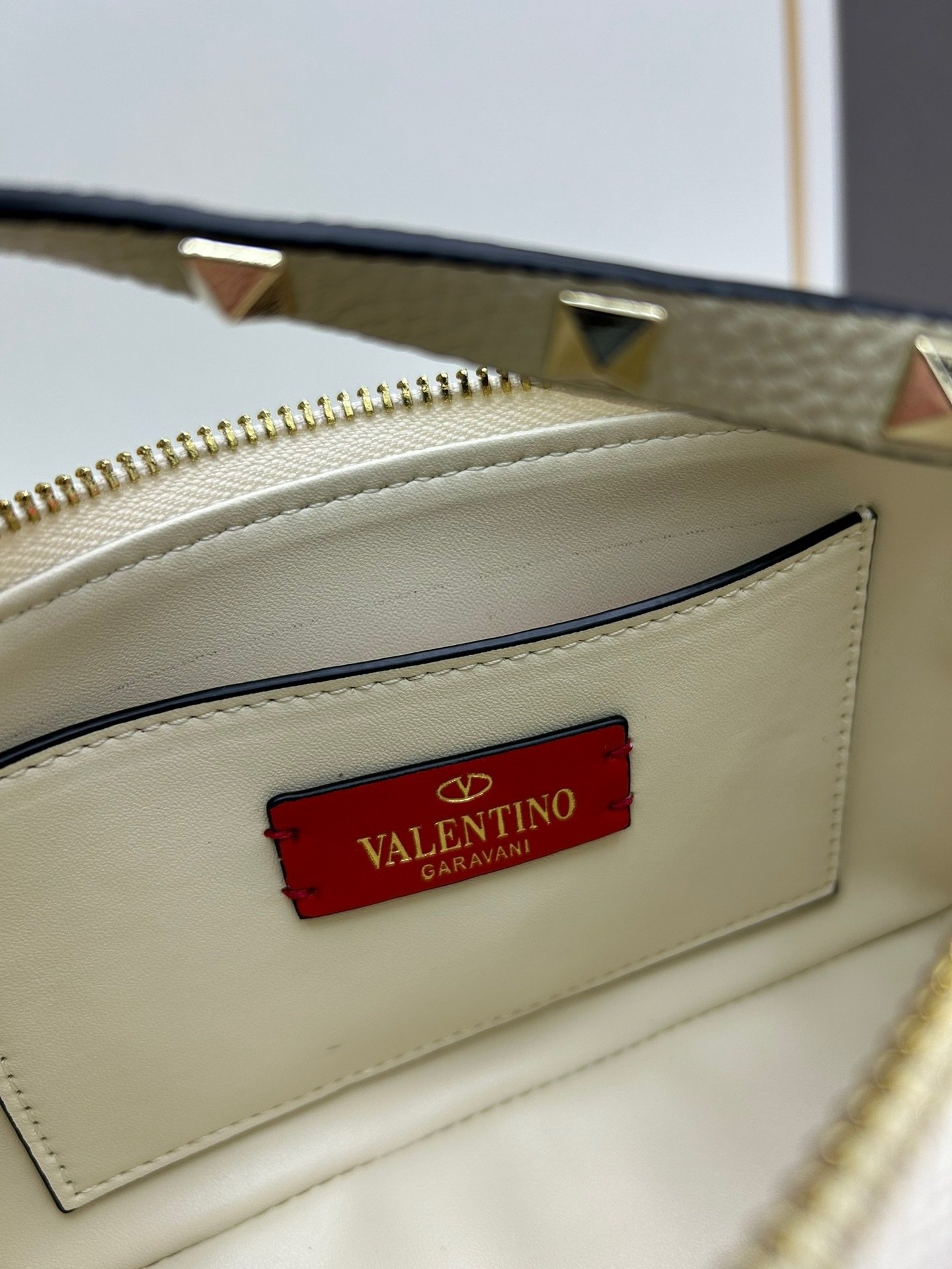 Valentino valent Garavani Rockstud Small Crossbody Bag 001380