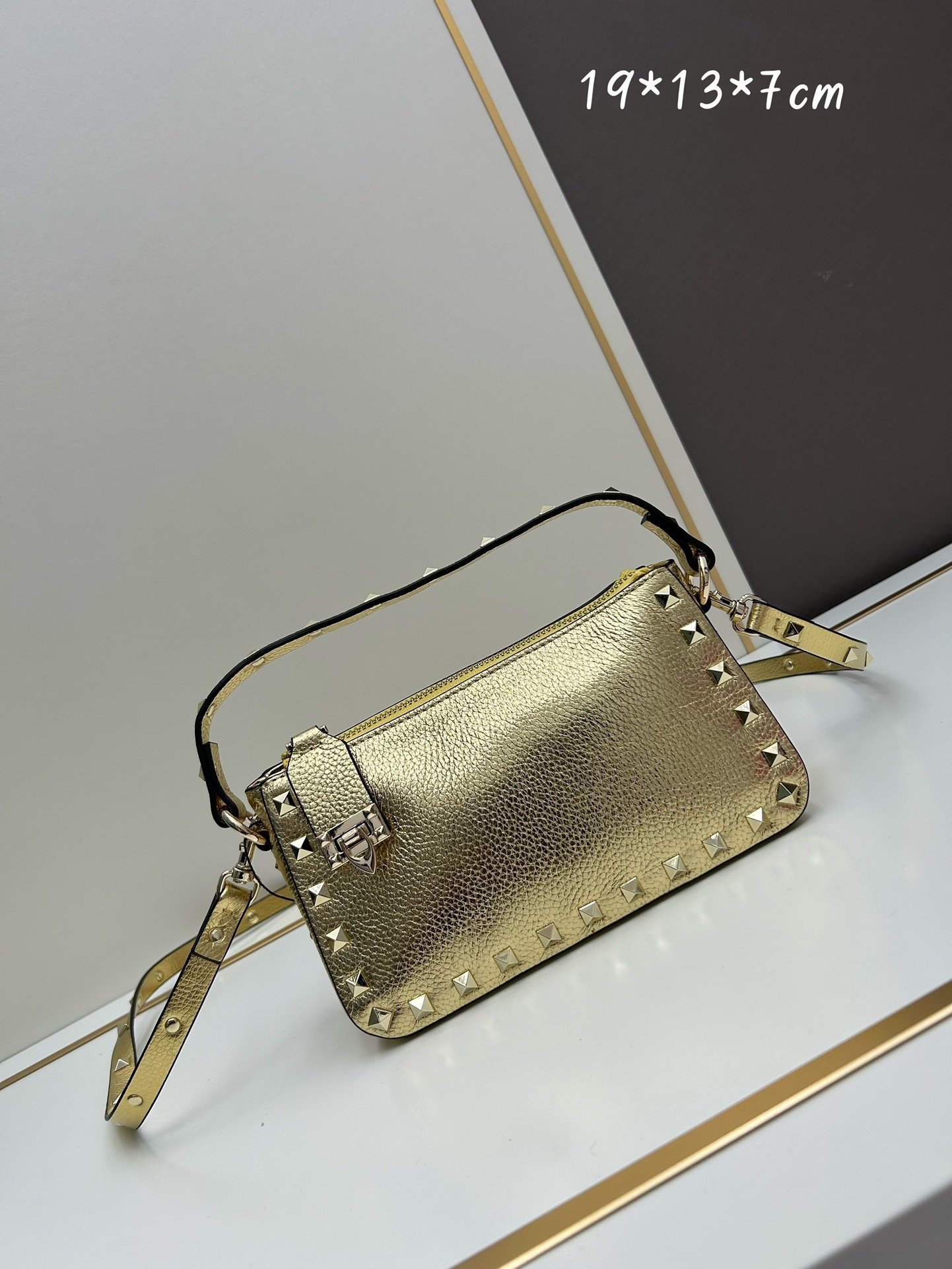Valentino valent Garavani Rockstud Small Crossbody Bag 001380