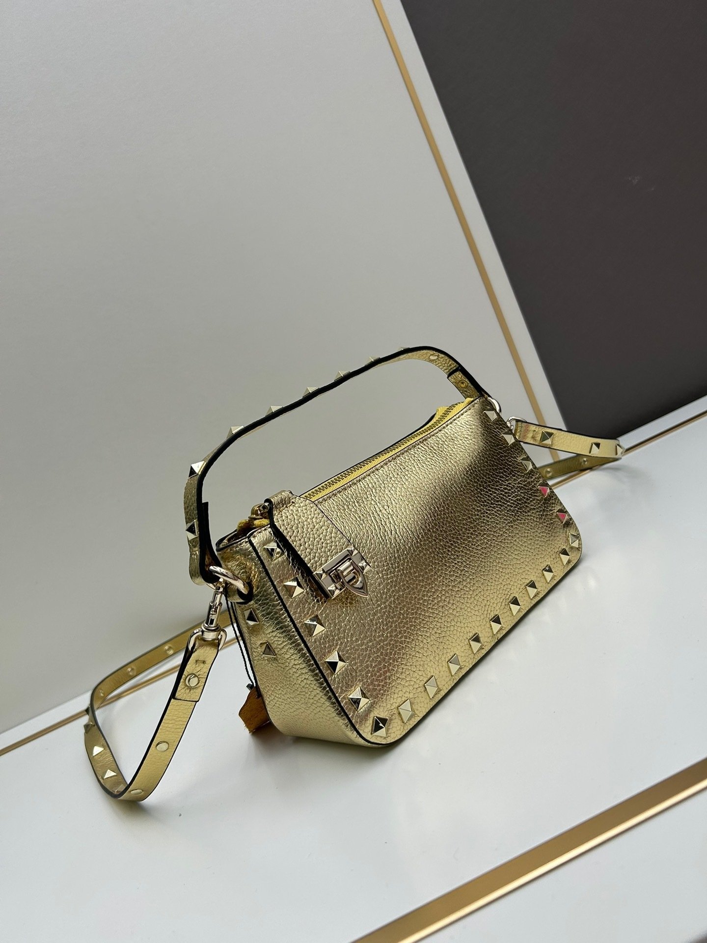 Valentino valent Garavani Rockstud Small Crossbody Bag 001380