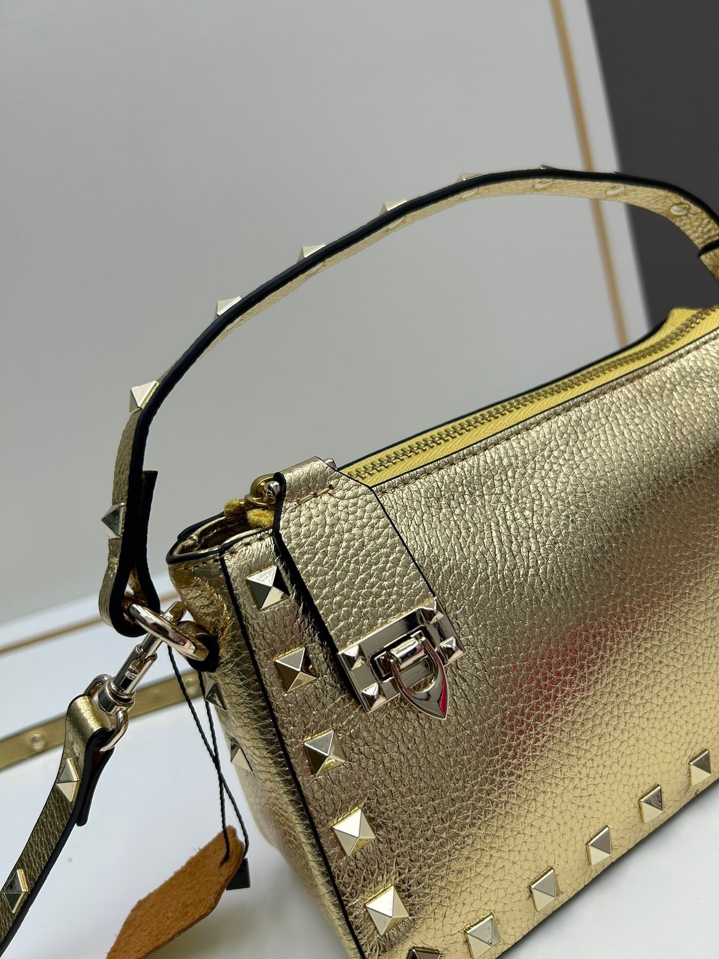 Valentino valent Garavani Rockstud Small Crossbody Bag 001380