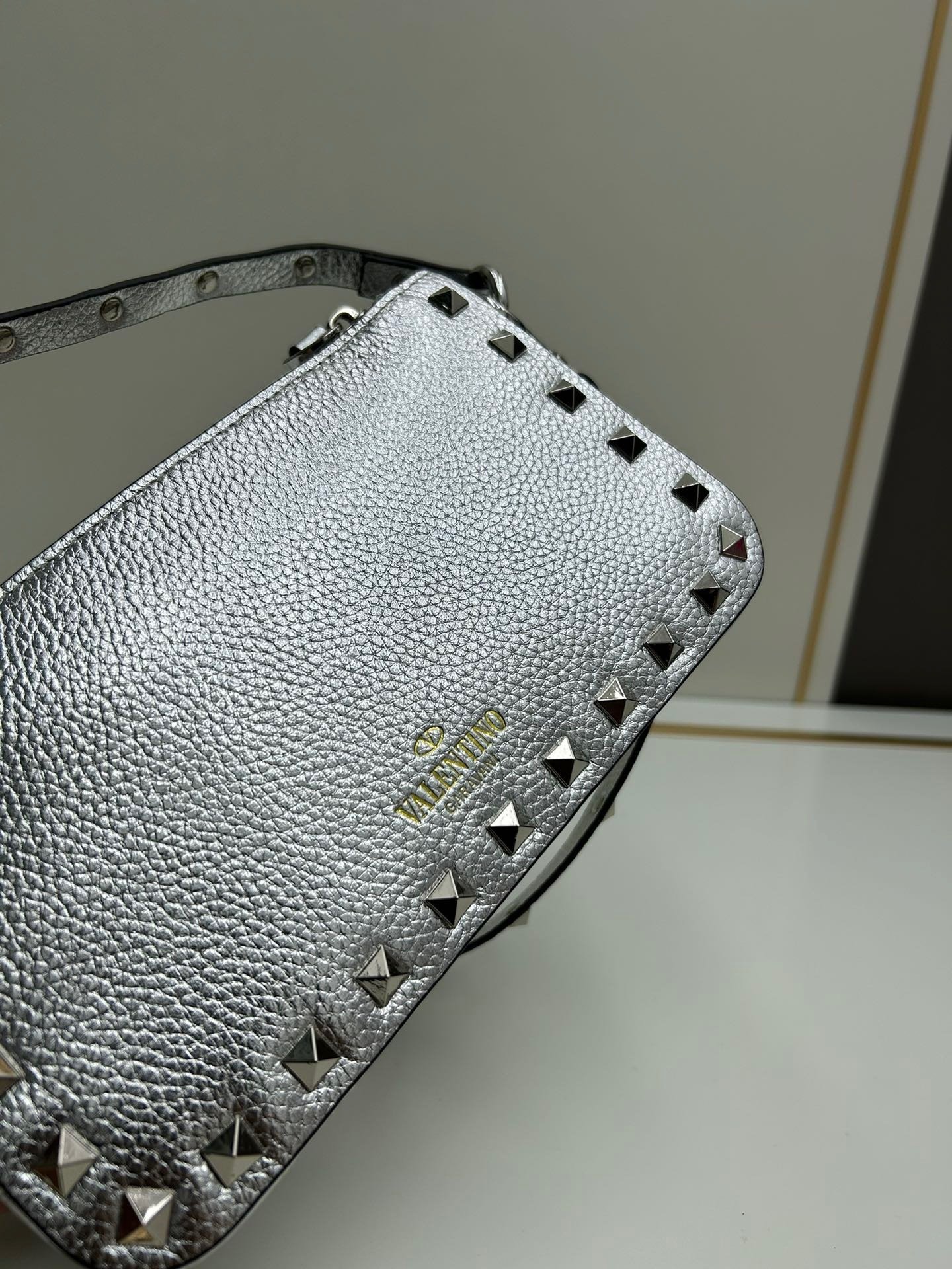 Valentino valent Garavani Rockstud Small Crossbody Bag 001380