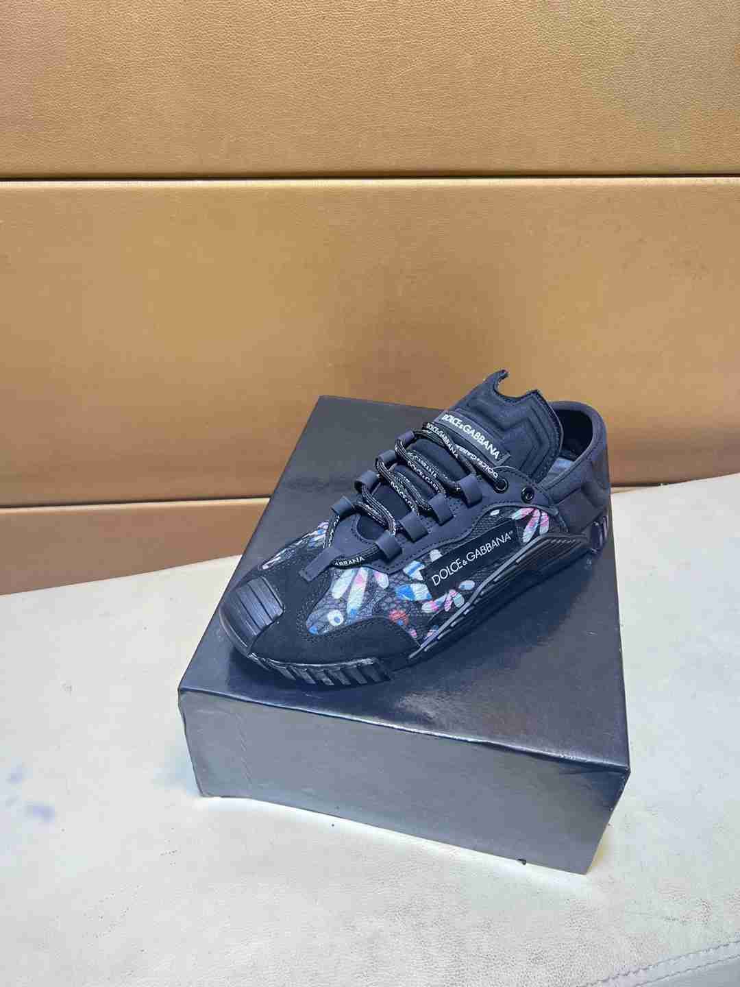 Dolce & Gabbana Men’s DG HK Sneakers 1031240