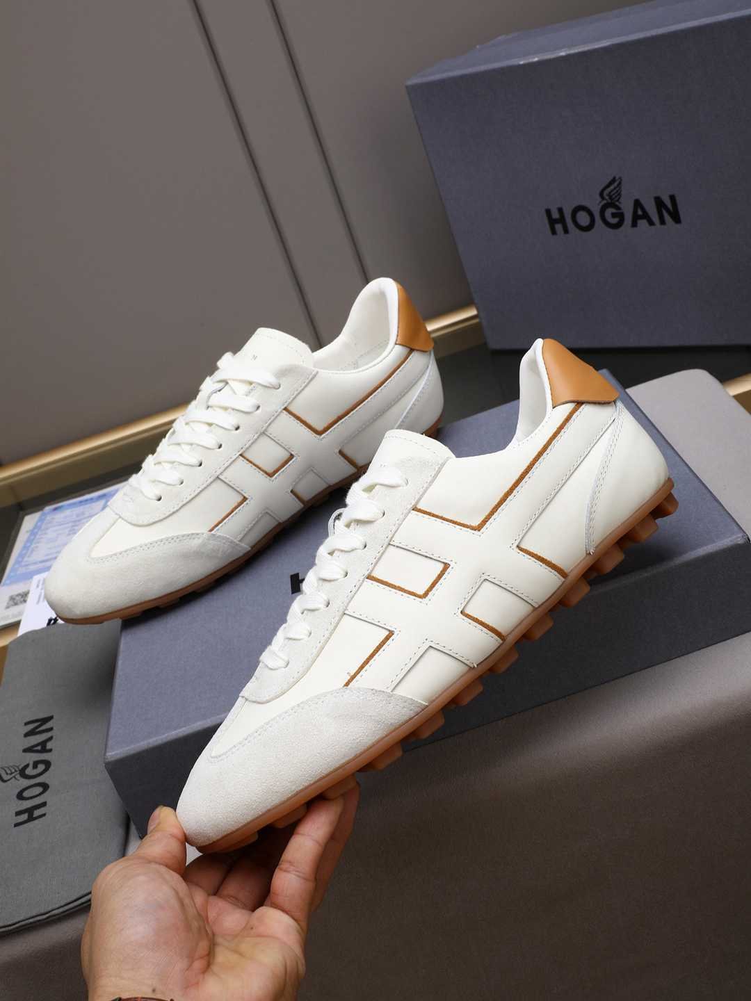 Hogan Calfskin leather Sneakers 1308350