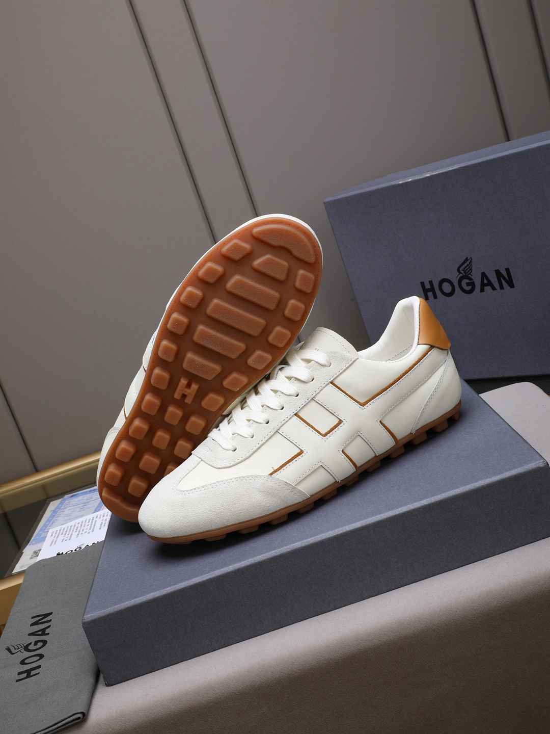 Hogan Calfskin leather Sneakers 1308350
