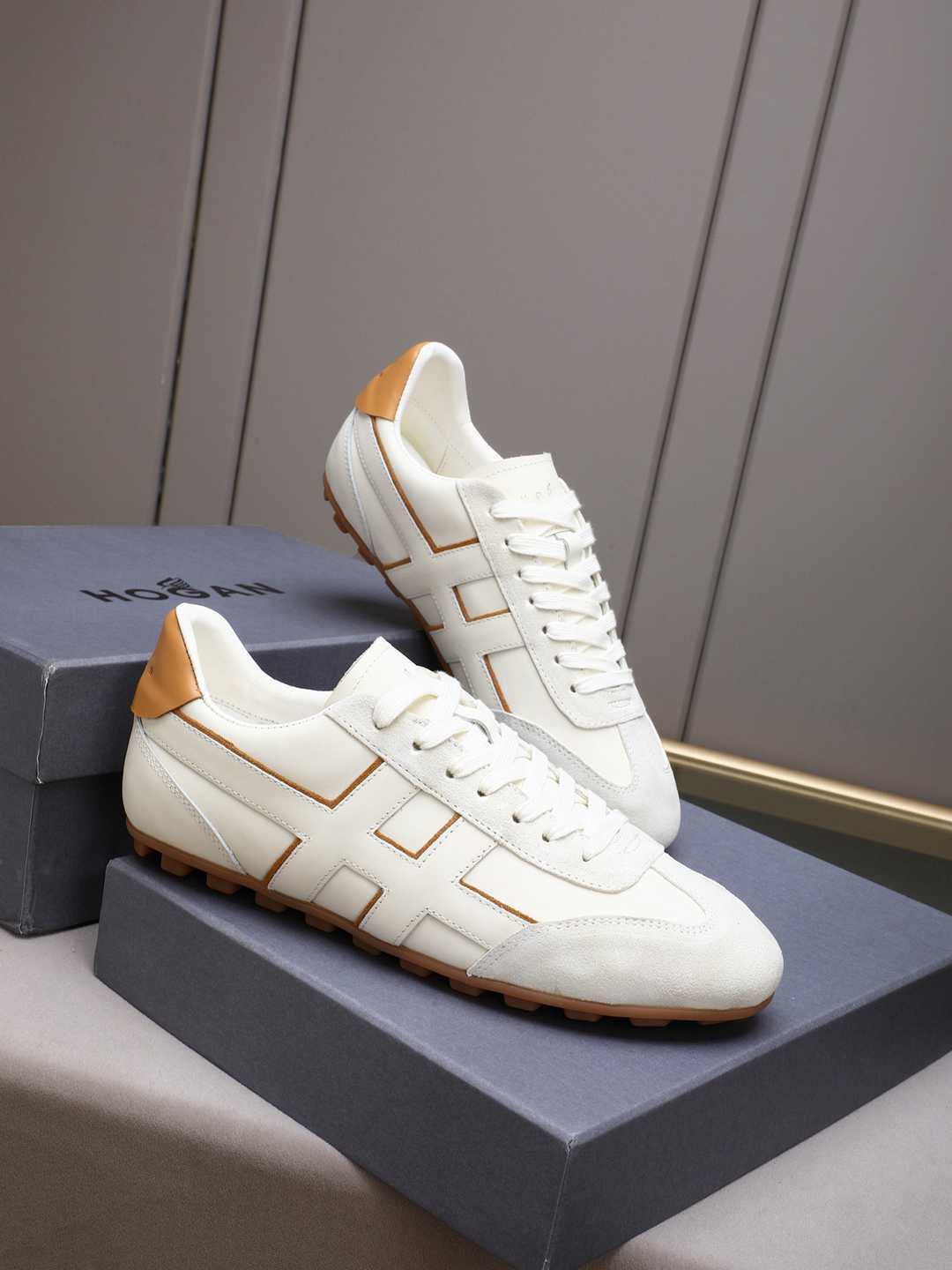Hogan Calfskin leather Sneakers 1308350