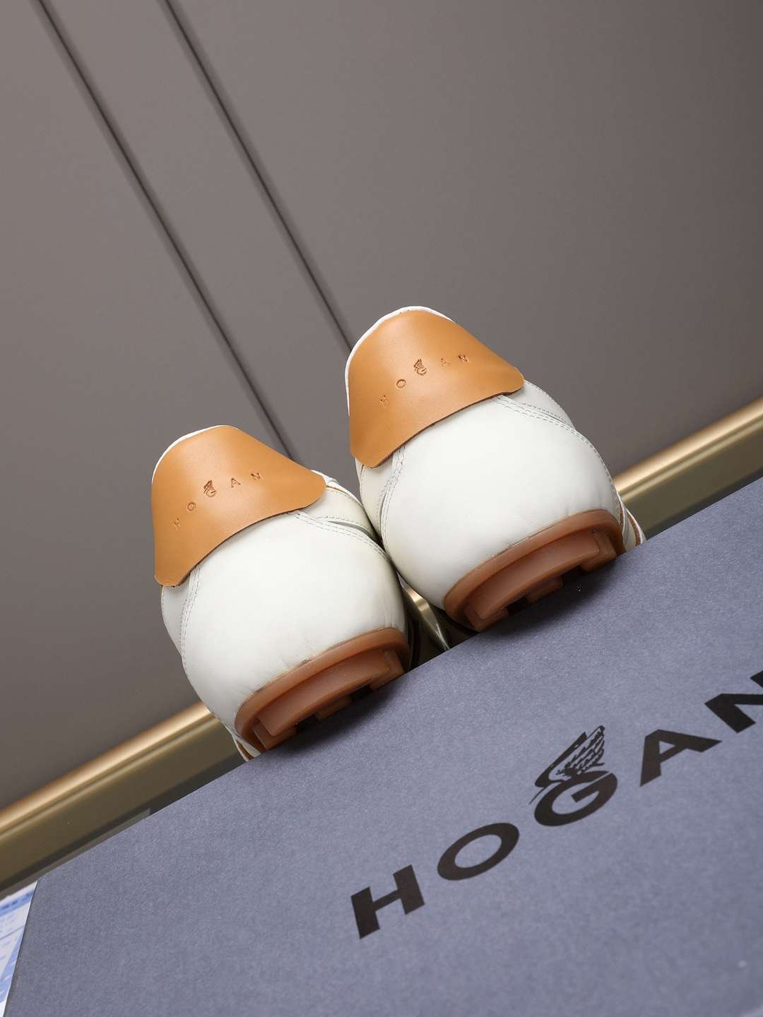 Hogan Calfskin leather Sneakers 1308350