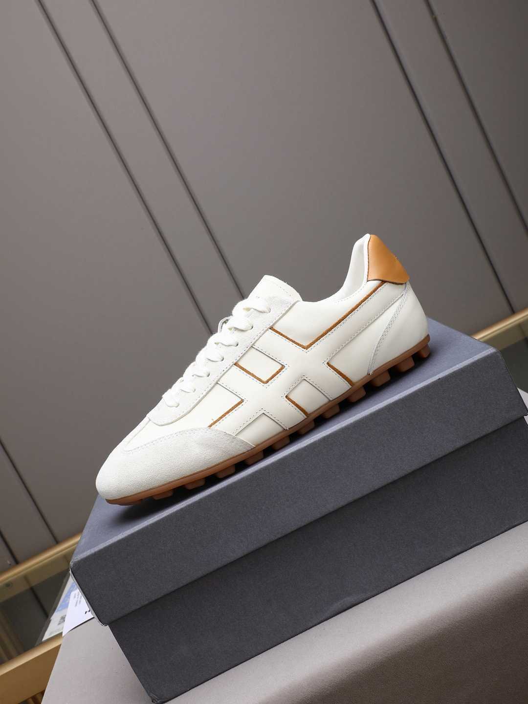 Hogan Calfskin leather Sneakers 1308350