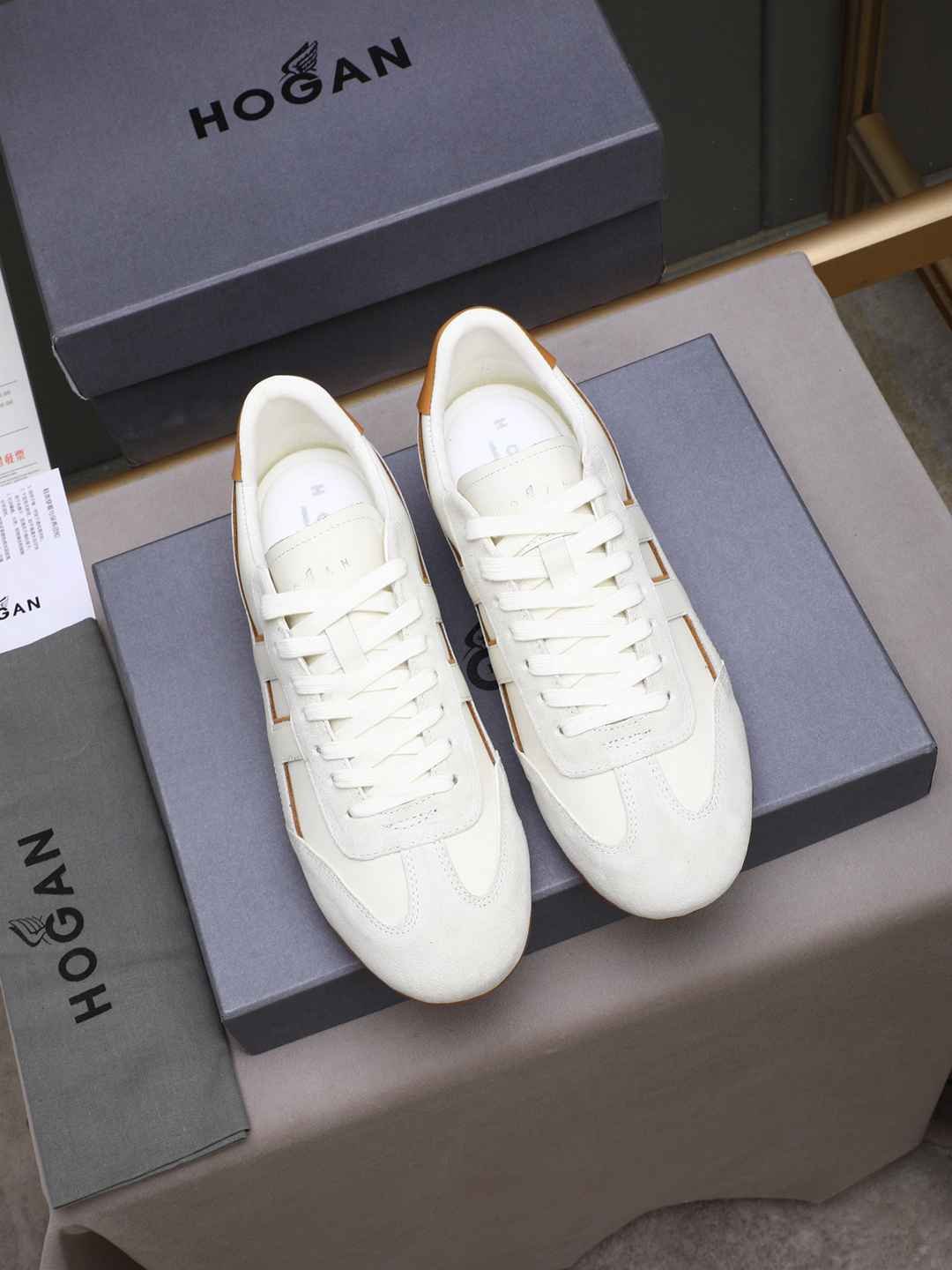 Hogan Calfskin leather Sneakers 1308350