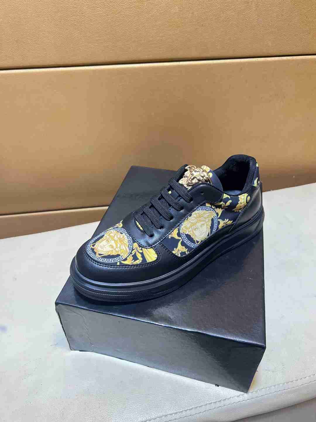 Versace Men’s HK wan Sneakers 1031230