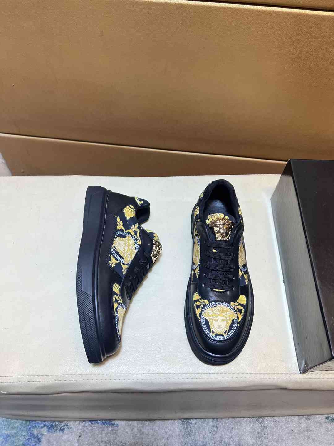 Versace Men’s HK wan Sneakers 1031230