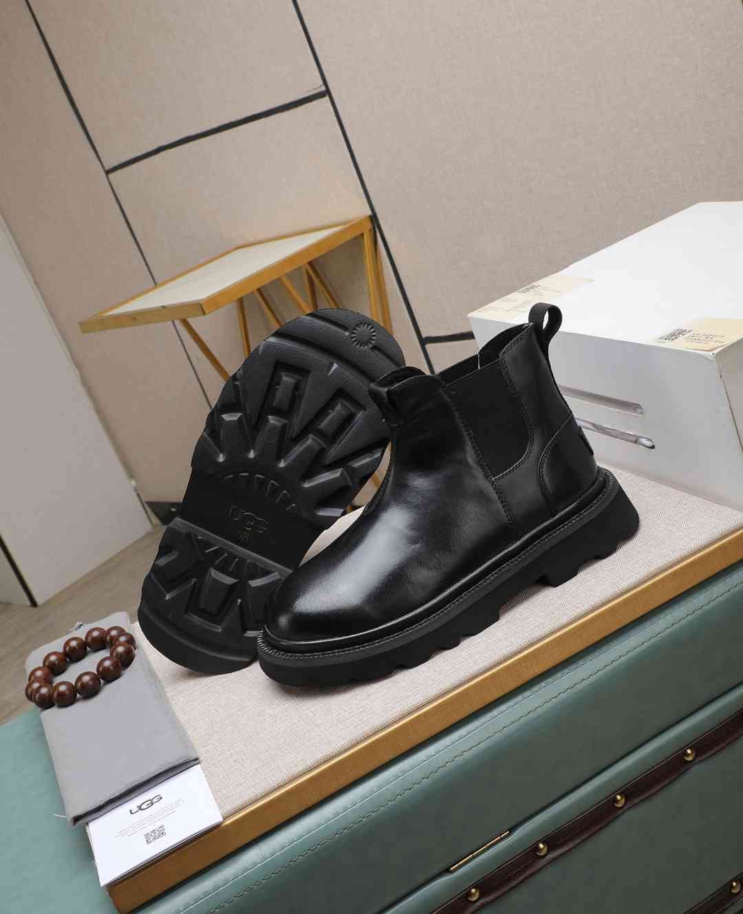 UGG Men’s Leather Boots Colorway 8 1190350-8