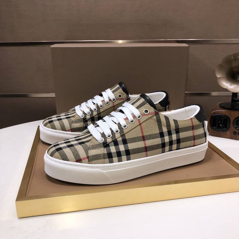 Burberry Leather Low-Top Sneakers Colorway 1 1725260-1