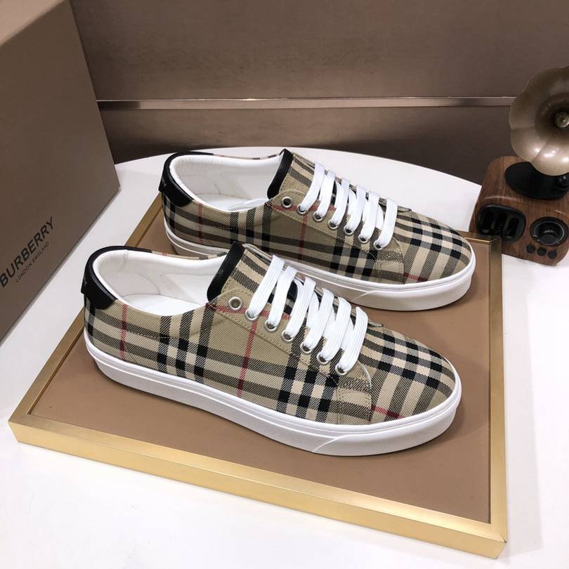 Burberry Leather Low-Top Sneakers Colorway 1 1725260-1