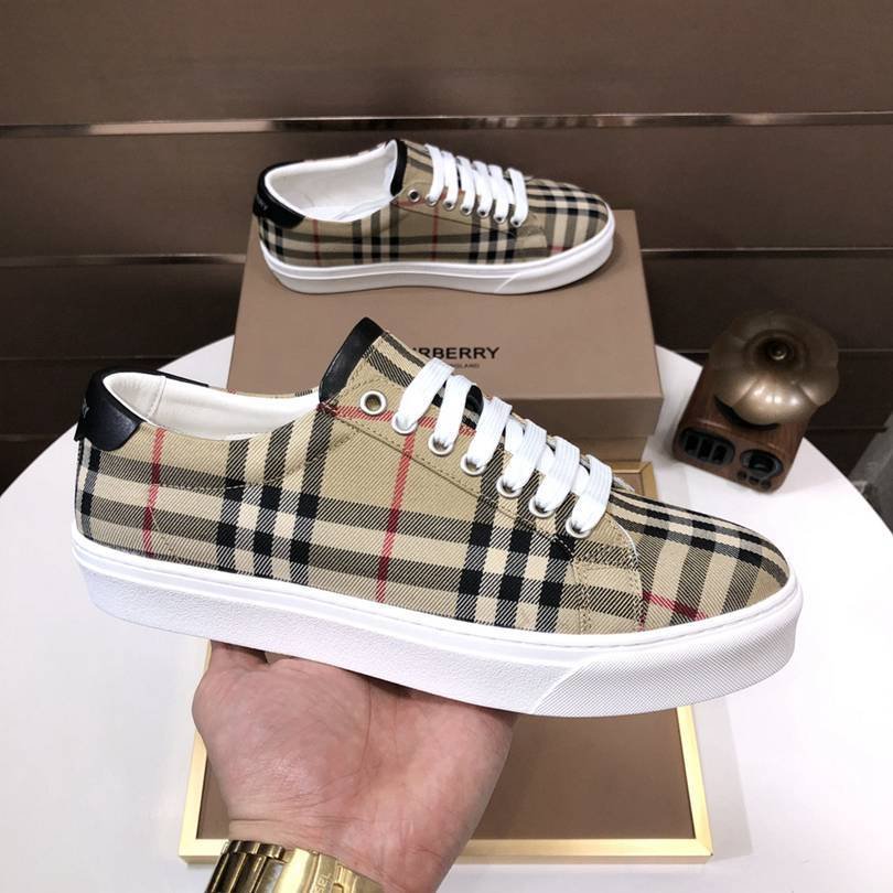 Burberry Leather Low-Top Sneakers Colorway 1 1725260-1