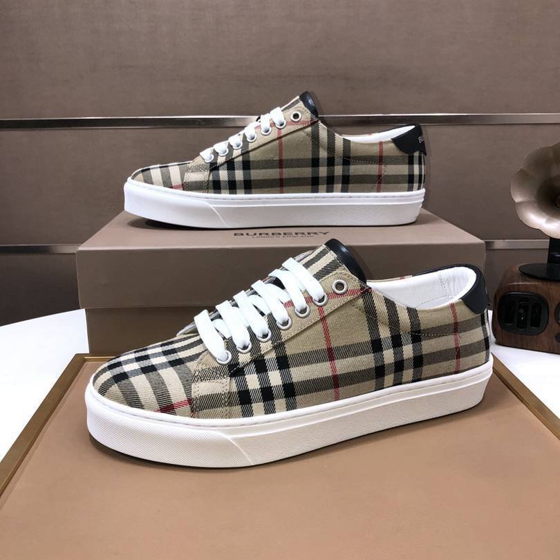 Burberry Leather Low-Top Sneakers Colorway 1 1725260-1