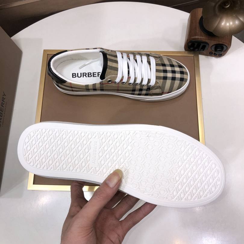 Burberry Leather Low-Top Sneakers Colorway 1 1725260-1