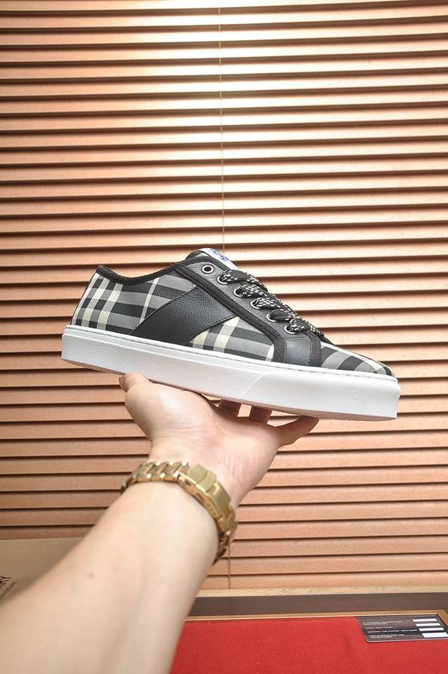 Burberry Leather Low-Top Sneakers Colorway 1 1133250-1