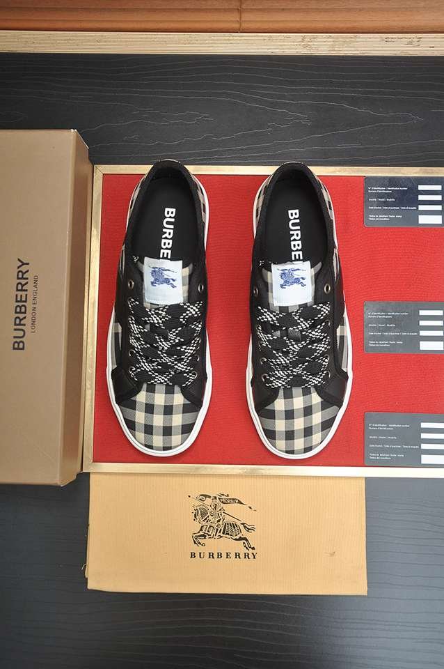 Burberry Leather Low-Top Sneakers Colorway 1 1133250-1