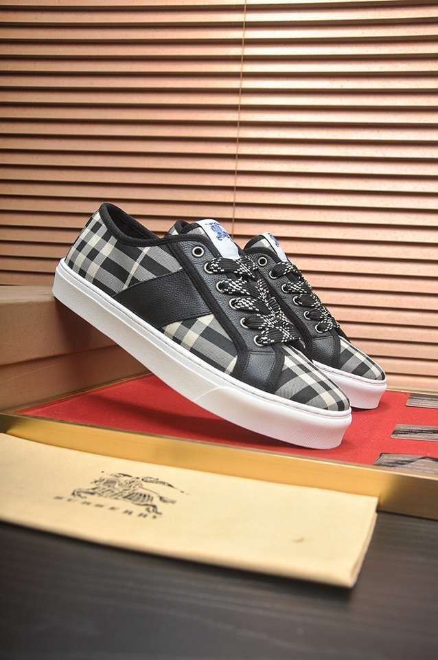 Burberry Leather Low-Top Sneakers Colorway 1 1133250-1