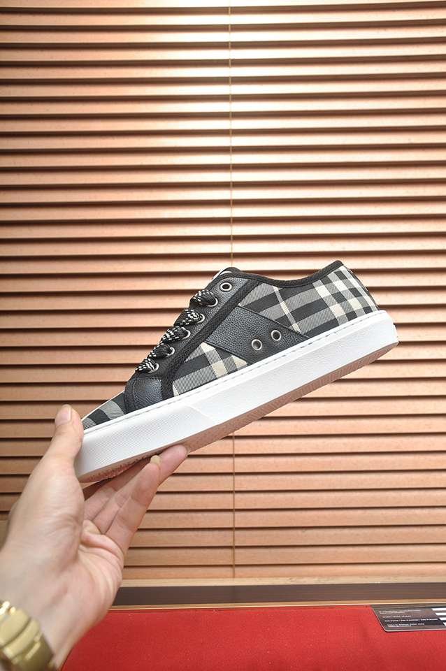 Burberry Leather Low-Top Sneakers Colorway 1 1133250-1