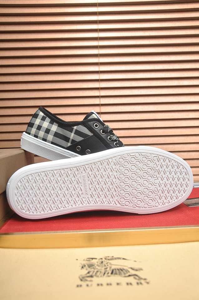 Burberry Leather Low-Top Sneakers Colorway 1 1133250-1