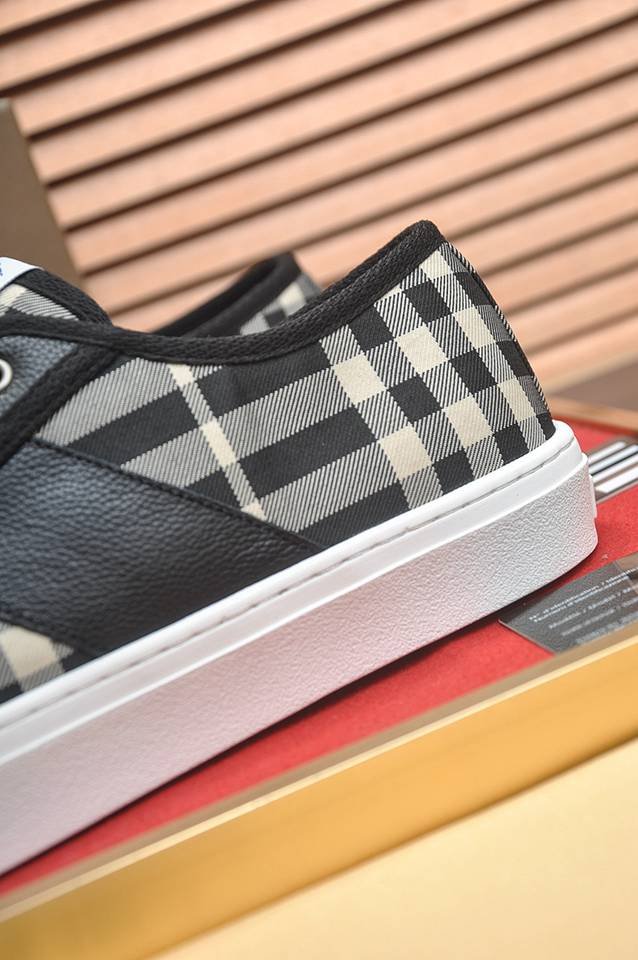 Burberry Leather Low-Top Sneakers Colorway 1 1133250-1