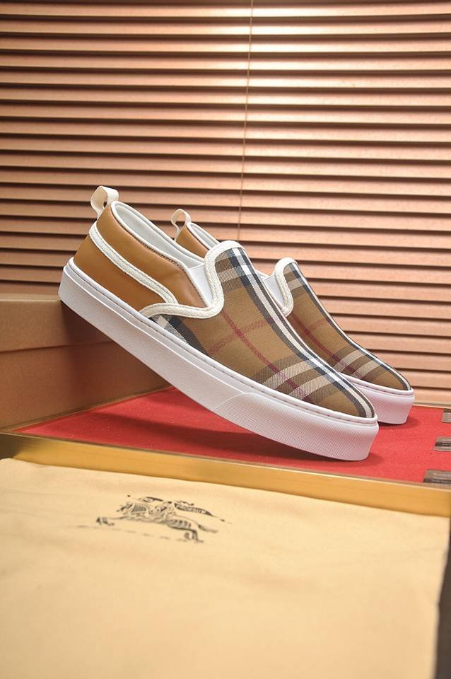 Burberry Leather Low-Top Sneakers Colorway 3 1133220-3