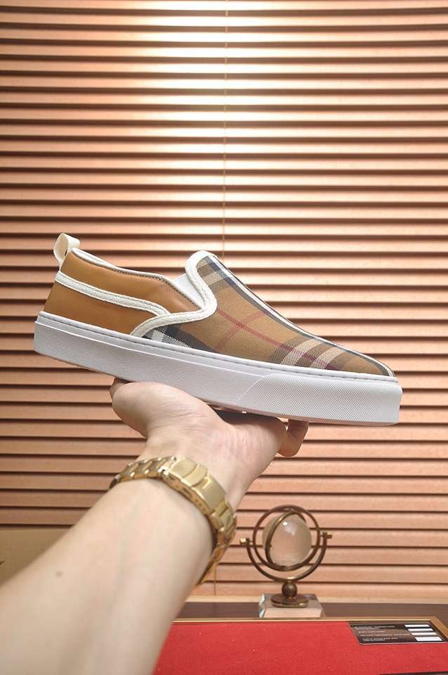 Burberry Leather Low-Top Sneakers Colorway 3 1133220-3