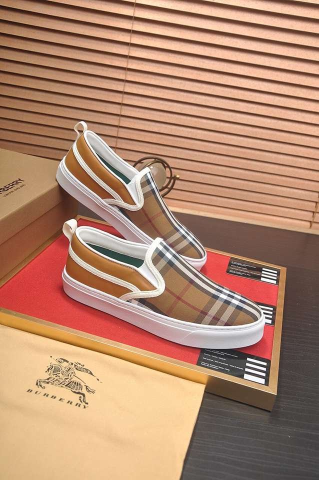 Burberry Leather Low-Top Sneakers Colorway 3 1133220-3