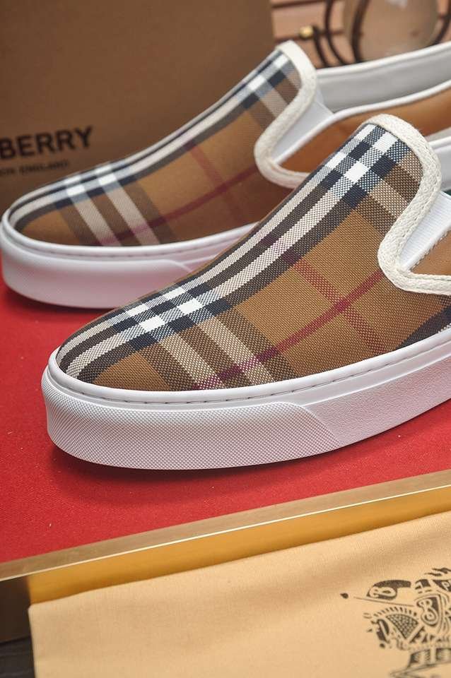 Burberry Leather Low-Top Sneakers Colorway 3 1133220-3