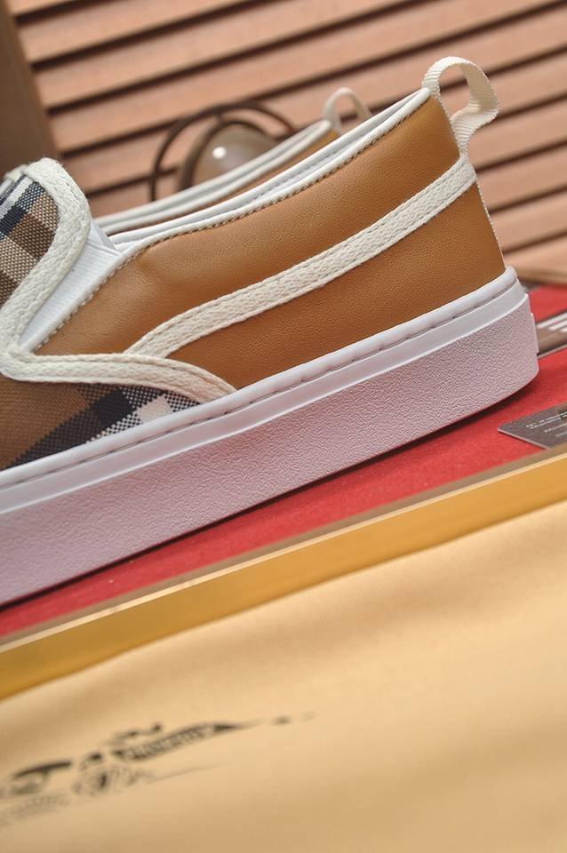 Burberry Leather Low-Top Sneakers Colorway 3 1133220-3