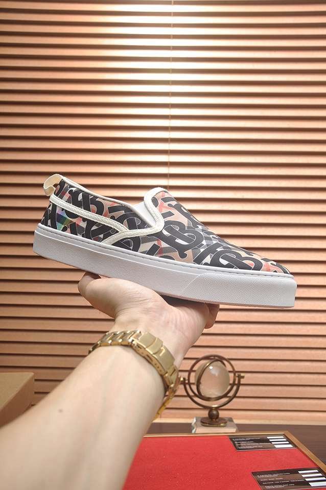 Burberry Leather Low-Top Sneakers Colorway 1 1133220-1