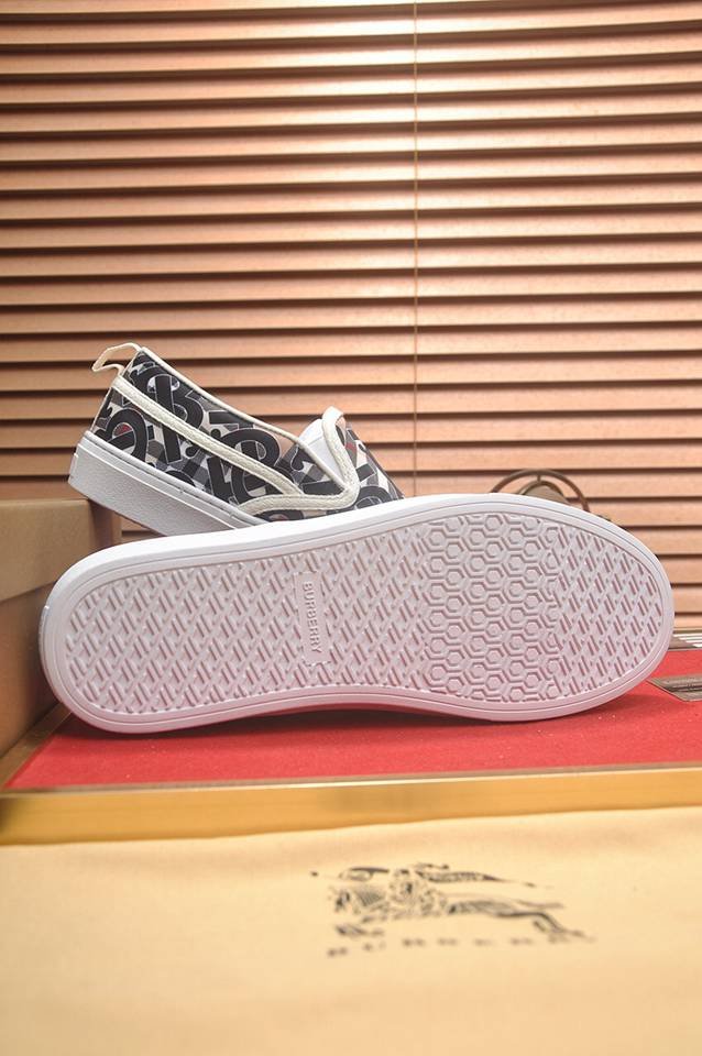 Burberry Leather Low-Top Sneakers Colorway 1 1133220-1