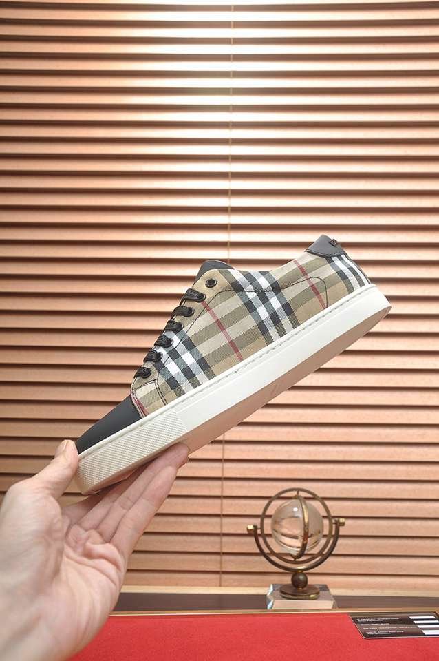 Burberry Leather Low-Top Sneakers Colorway 36 1133260-36