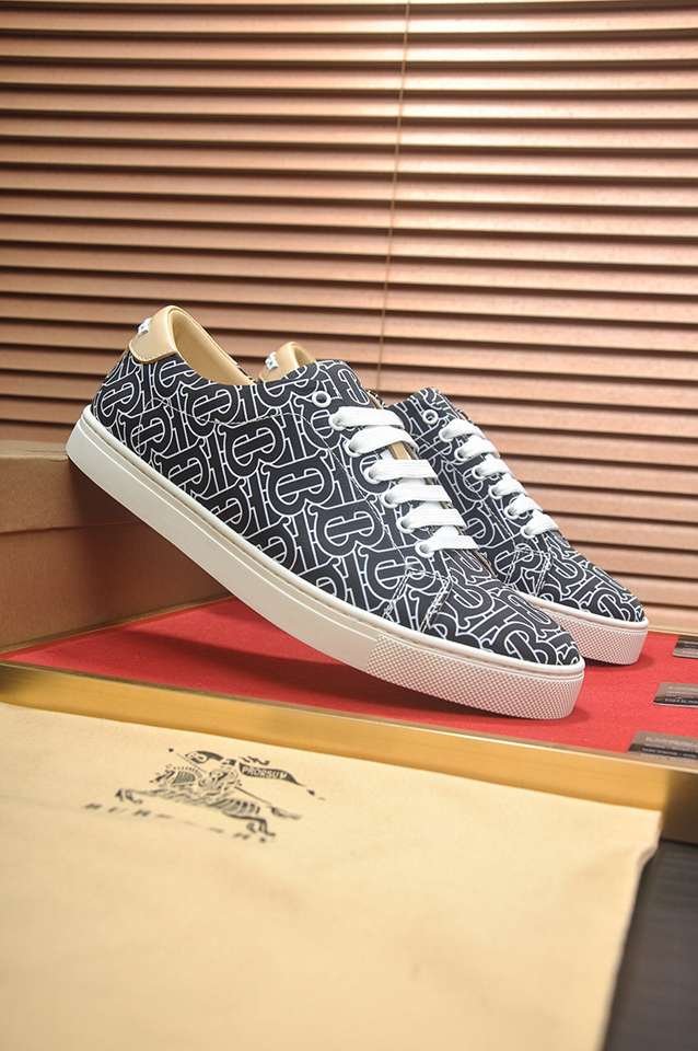 Burberry Leather Low-Top Sneakers Colorway 31 1133260-31