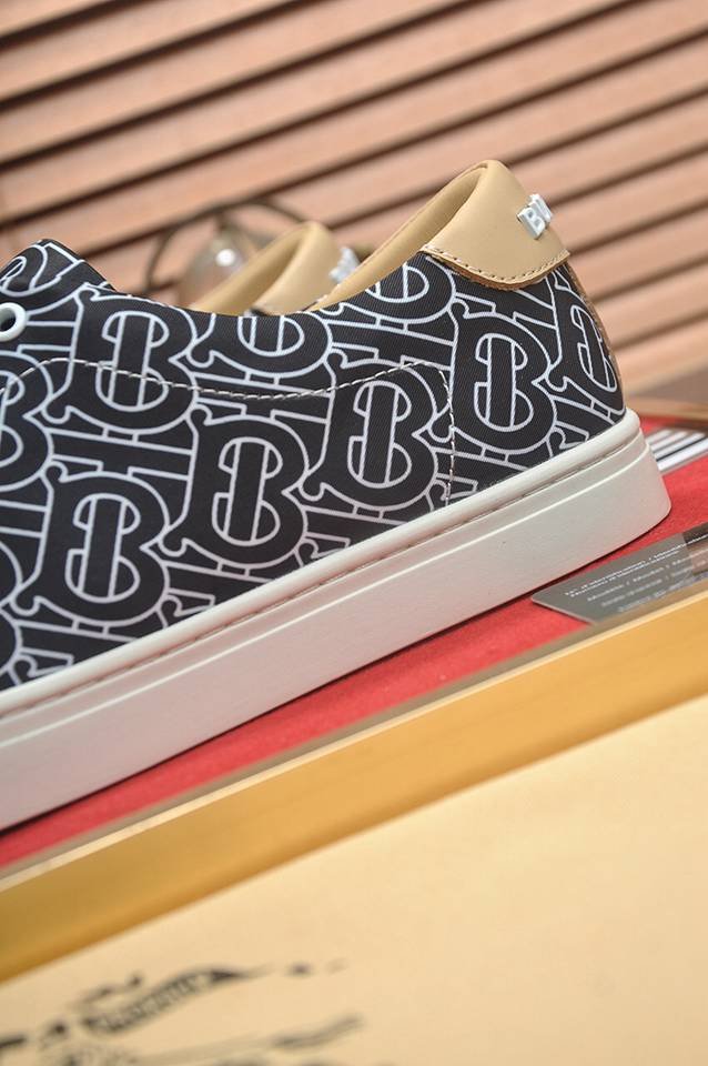 Burberry Leather Low-Top Sneakers Colorway 31 1133260-31