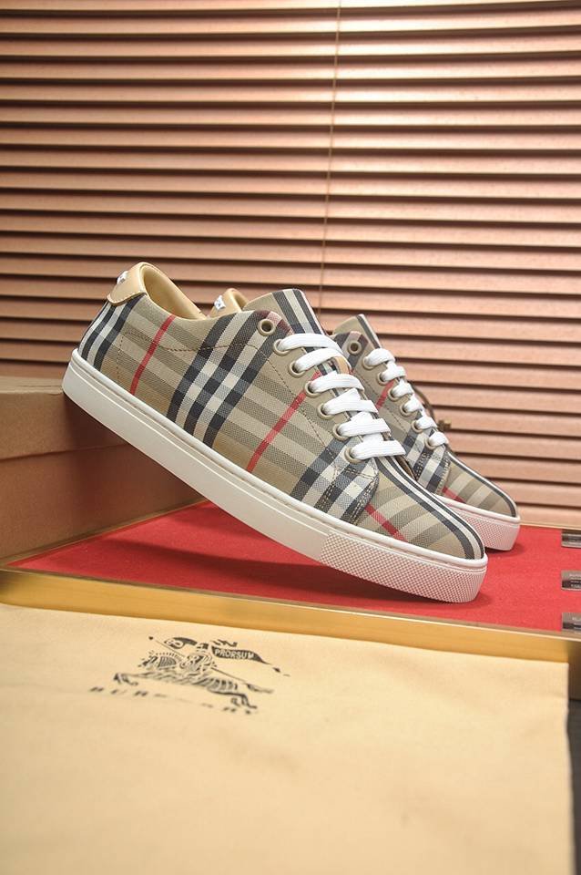 Burberry Leather Low-Top Sneakers Colorway 30 1133260-30