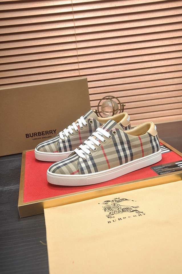 Burberry Leather Low-Top Sneakers Colorway 30 1133260-30