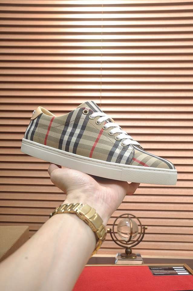 Burberry Leather Low-Top Sneakers Colorway 30 1133260-30